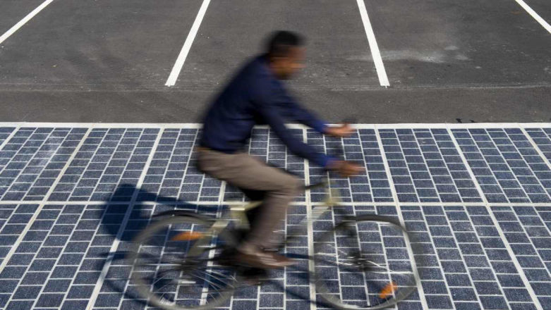 Francuzi będą pozyskiwać energię elektryczną z dróg. Dorzućmy samochody ładowane bezprzewodowo i będzie hit