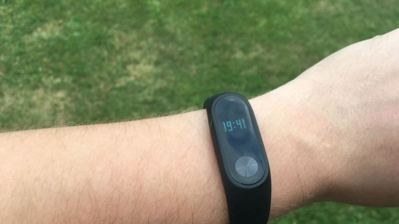 Zamierzasz głupio utopić dwie stówy? Kup sobie Xiaomi Mi Band 2