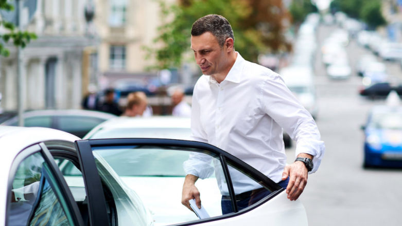 Kliczko z uśmiechem wita Ubera w Kijowie. Orban uniemożliwia firmie działanie na Węgrzech