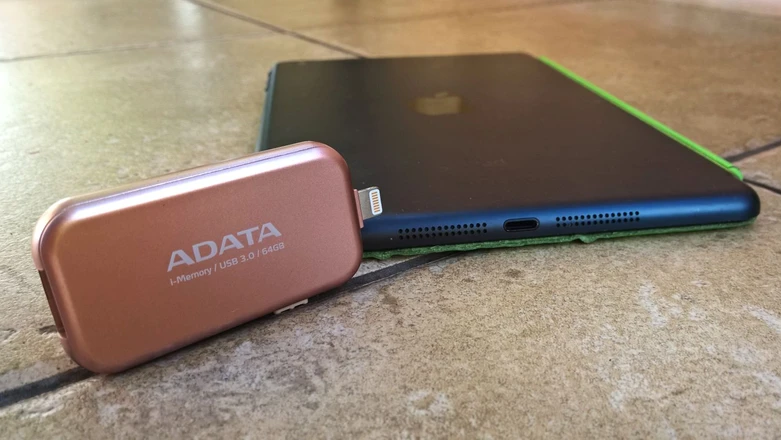 Szybki pendrive USB 3.0 współpracujący z iPhonem i iPadem - test ADATA iMemory