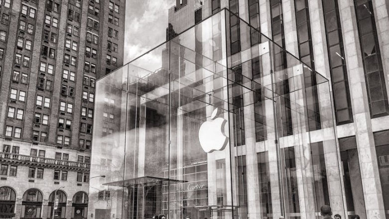 Apple ma ponad ćwierć biliona dolarów. Za tę kasę kupi Teslę, Netfliksa i Electronic Arts?
