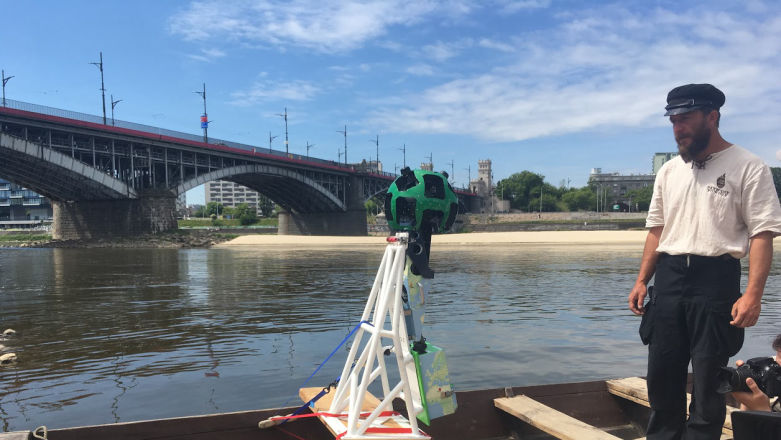 Płynęliśmy dziś Wisłą na łodzi z zamontowanym plecakiem Google Trekker