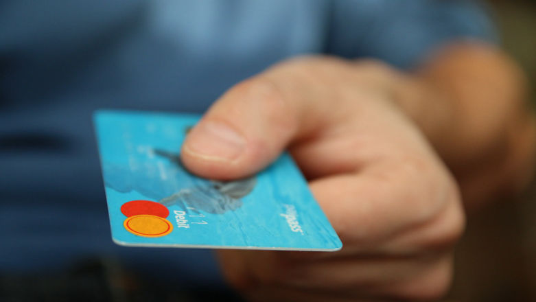W popularnych automatach z napojami nareszcie zapłacimy kartą