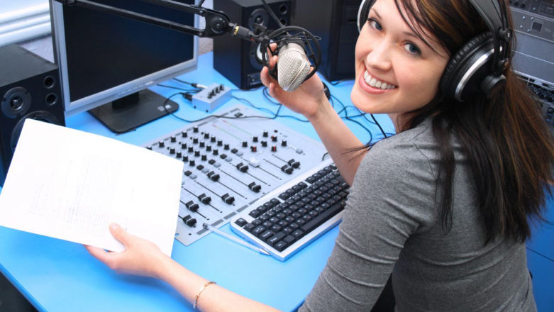 Polacy kochają radio FM! Słuchają go przez 4,5 godziny każdego dnia