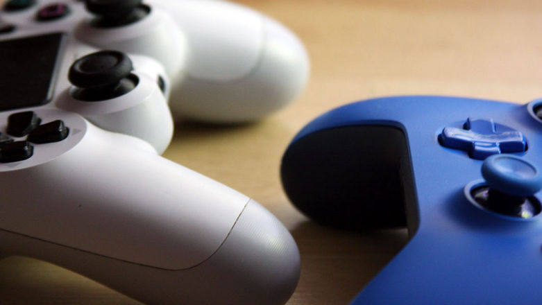 Jeżeli zawsze chciałeś zagrać na PS4 padem od Xboxa, to spójrz na to