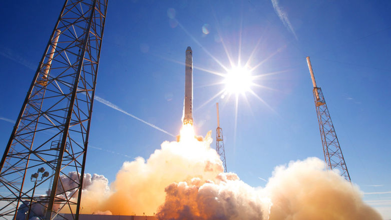 SpaceX idzie za ciosem: na orbitę dostarczy własne satelity telekomunikacyjne i... zegar atomowy