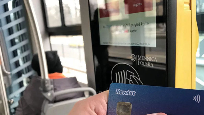 Płatności kartą za przejechane przystanki komunikacją miejską w Łodzi jednak z problemami