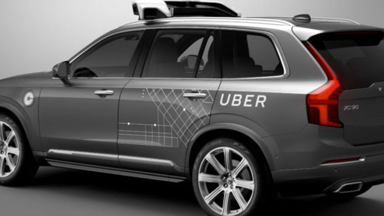 Autonomiczne samochody Ubera ponownie wracają na ulice miast.