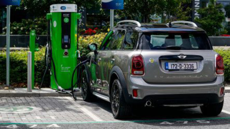 25 tysięcy złotych dopłaty do auta elektrycznego. Państwo rozdaje pieniądze?