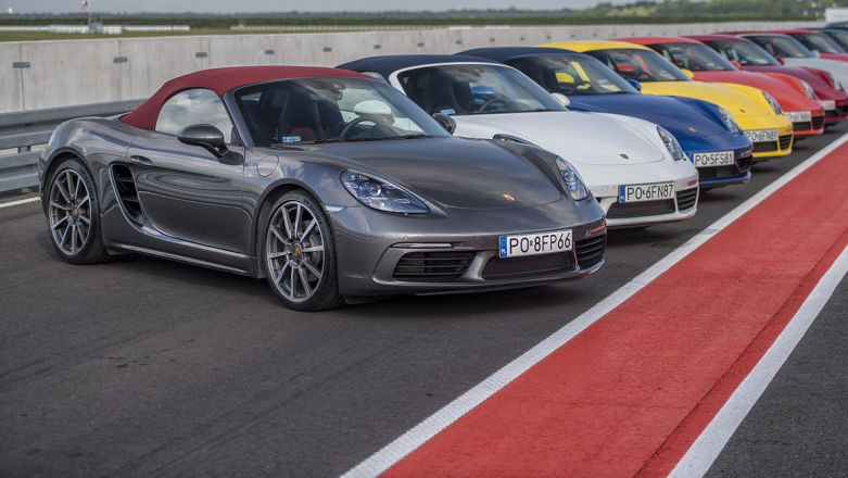 4x Porsche 911 (w tym GT3 RS), 4x Panamera, 3x 718, 3x Cayenne i 2x Macan – 16-krotny zastrzyk adrenaliny