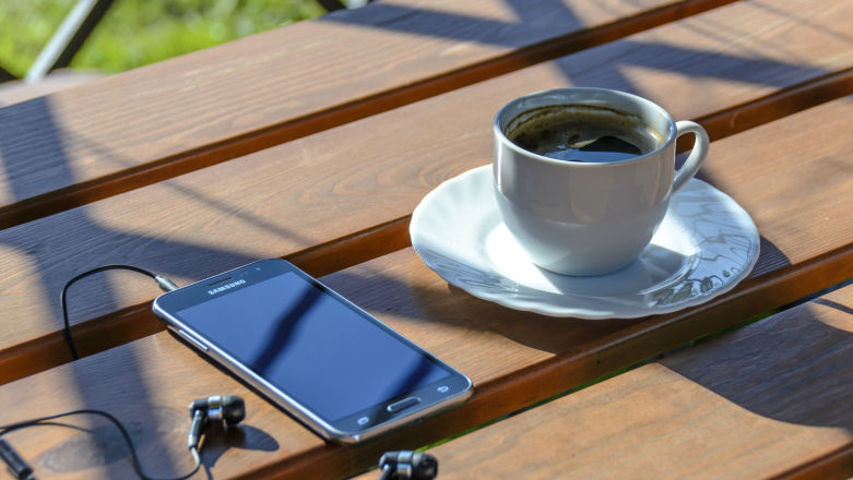 Sprzedaż smartfonów mocno w dół. Rośnie tylko Apple i Samsung. Chińskie marki na minusie