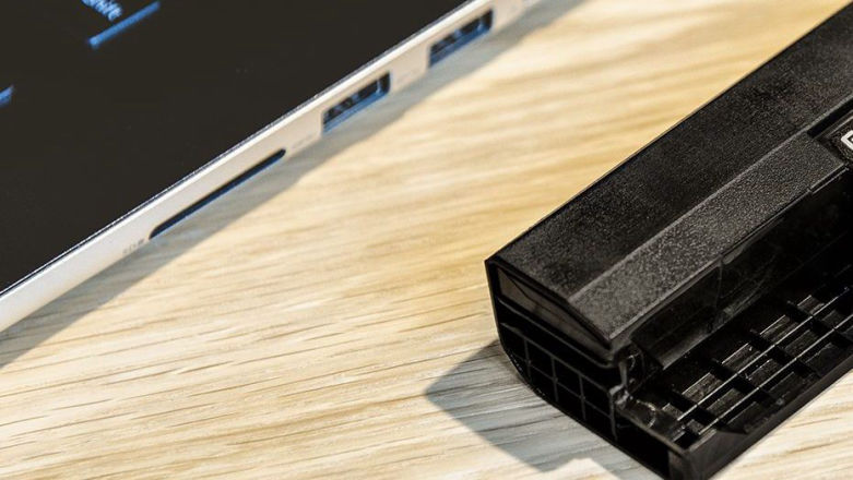 Nowe życie starego laptopa, czyli wymieniamy baterię
