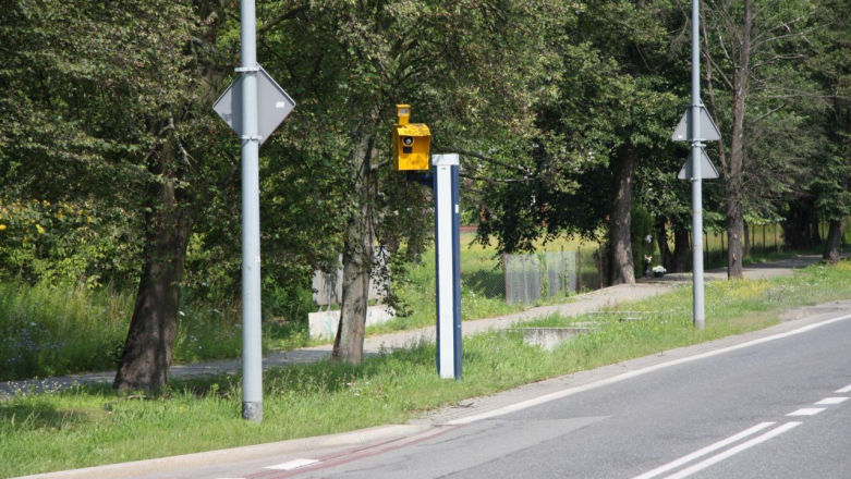Polacy zwalniają do 30 km/h przed fotoradarami. Nie patrzą na znaki?