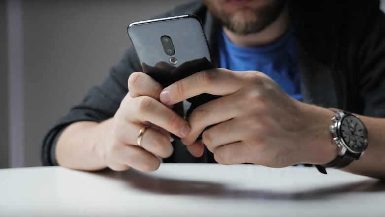 Meizu 16th byłby prawie idealnym tańszym flagowcem, ale na razie psuje go system - recenzja