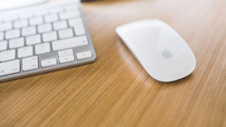 Z Magic Mouse podczas ładowania nie skorzystasz. Nawet jak masz idealnie do tego zaprojektowaną ładowarkę