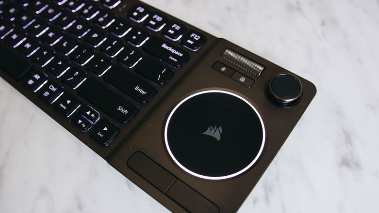 Corsair K83: przepiękna klawiatura stworzona do rozrywki. Stara się aż za bardzo — ale nie tam gdzie trzeba