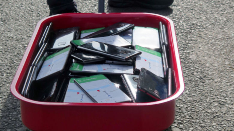Oszukuje Google Maps wózkiem smartfonów aby ograniczyć ruch samochodów