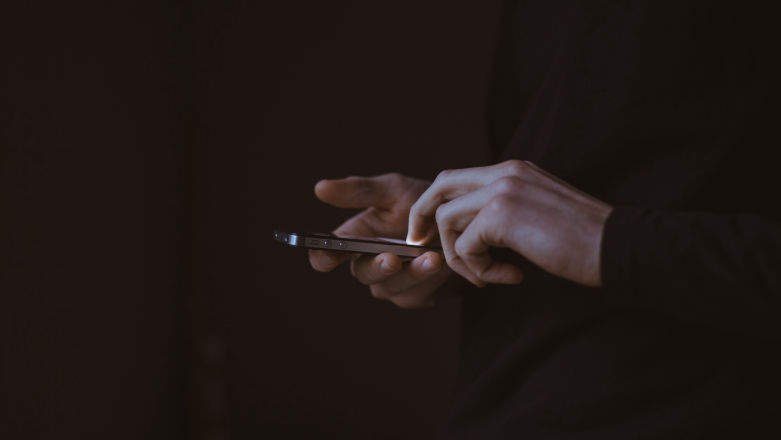Smartfon warto czyścić nie tylko w dobie koronawirusa. Jak zdezynfekować telefon?