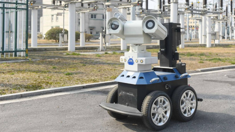 Technologią w koronawirusa. U nas brak maseczek i wykończony personel, a tam roboty zamiast pielęgniarek