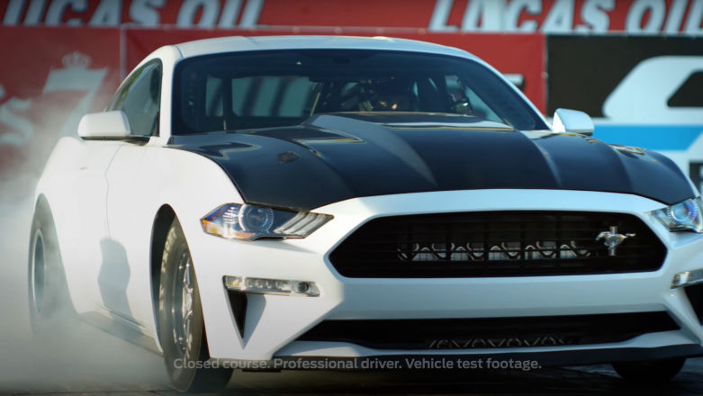Elektryczny Mustang Cobra Jet dosłownie zwija asfalt w wyścigu na 1/4 mili