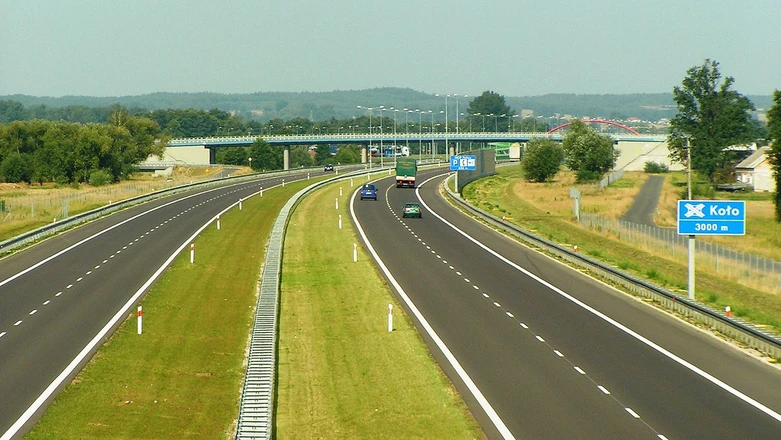 Darmowe autostrady i zakaz wyprzedzania dla TIRów już od 1 lipca