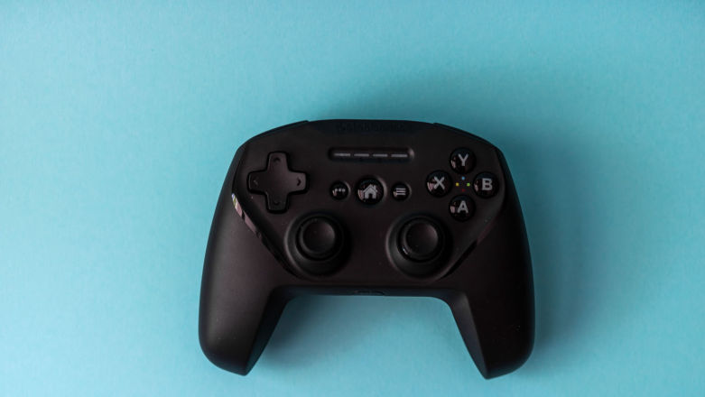 SteelSeries Nimbus+ to świetny pad który doceniłbym kilka lat temu. Teraz jest… zbędny