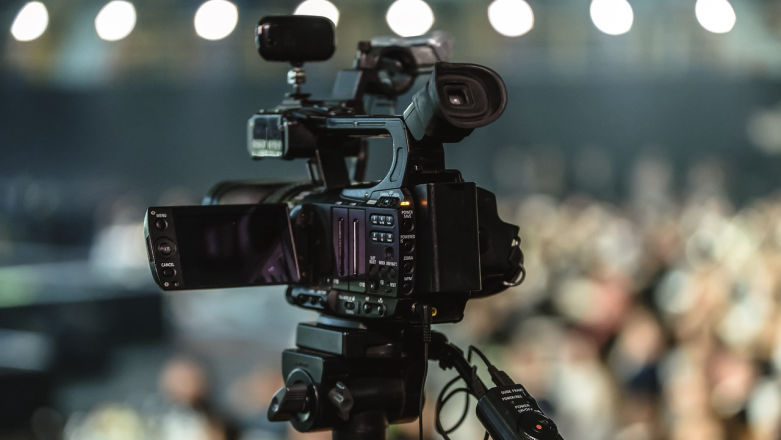Raport z monitoringu „Wiadomości” TVP, „Wydarzeń” Polsatu i „Faktów” TVN zasmuca potrójnie