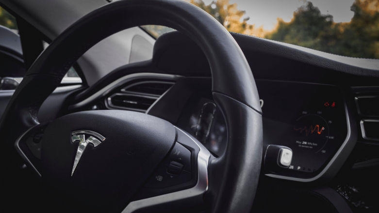Autopilot w Teslach pod okiem regulatora, za dużo wypadków