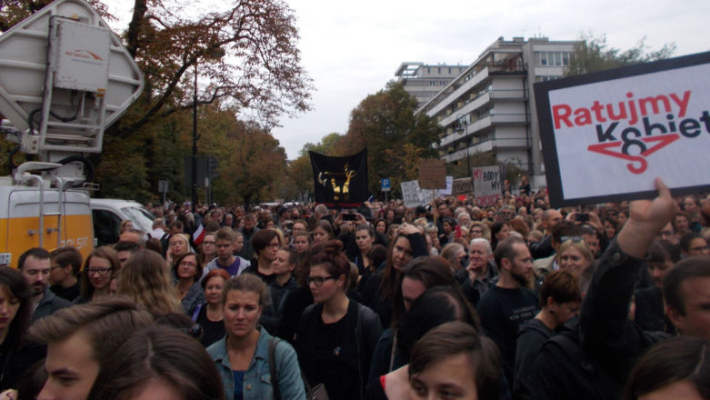Protest kobiet trwa. Gdzie teraz są marki, które tak chwalą się swoją "filozofią"? Schowały głowy w piach