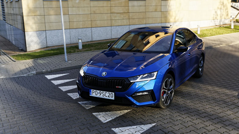 Elektryczny na co dzień, 900 km zasięgu na życzenie. Skoda Octavia RS iV: hybryda Plug-In o mocy 245 KM