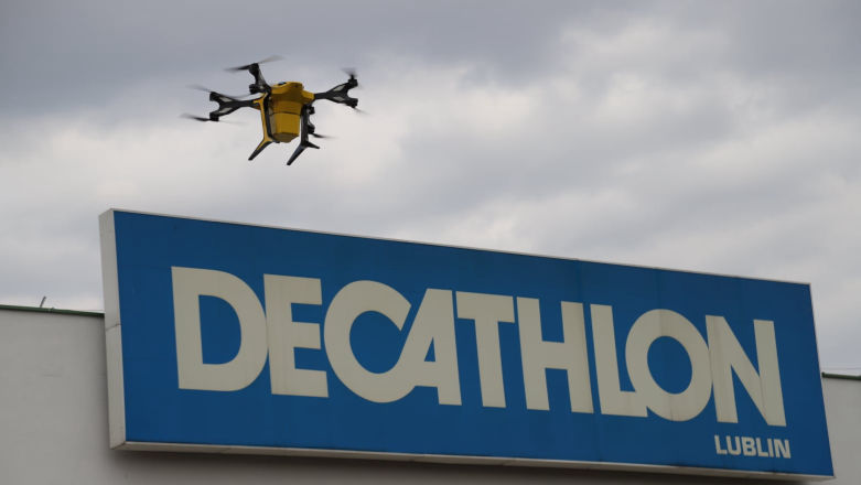 Dron dostarcza towary do sklepów Decathlon. Taka nowoczesność nam się podoba!