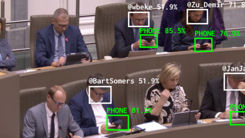 AI rozlicza polityków z patrzenia się w smartfon w trakcie obrad. Chcę tego w Polsce!