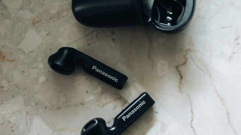 Panasonic RZ-B100W udowadniają, że bezprzewodowe słuchawki douszne nie muszą kosztować fortuny