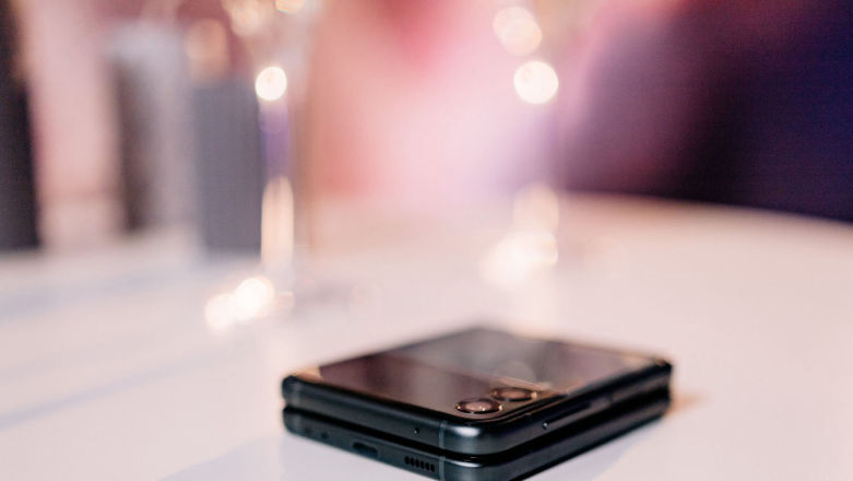 Galaxy Z Flip 4 na pierwszych zdjęciach. Technologia dorasta i pozbywa się irytującego "defektu"