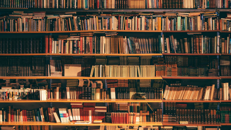 Jak szybko wypożyczyć książkę z biblioteki? Zamów ją do książkomatu