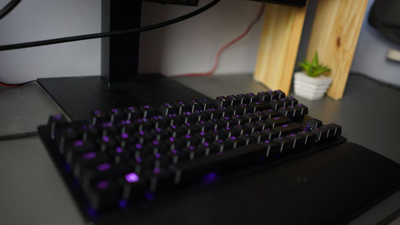 Razer Huntsman V2 TKL – kompaktowa klawiatura dla mobilnych graczy