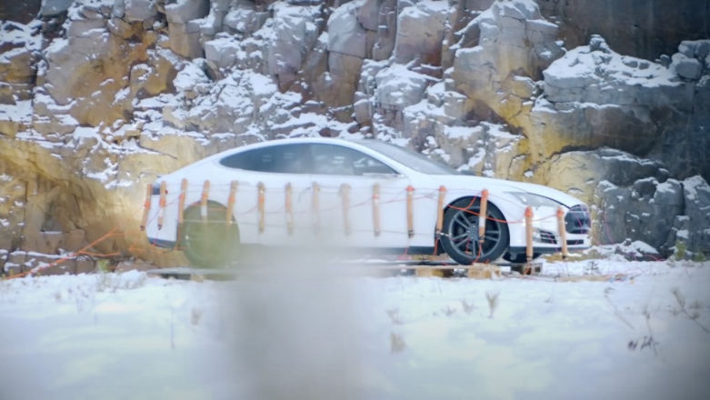 Fin dostał od Tesli wycenę wymiany baterii, więc wysadził auto dynamitem