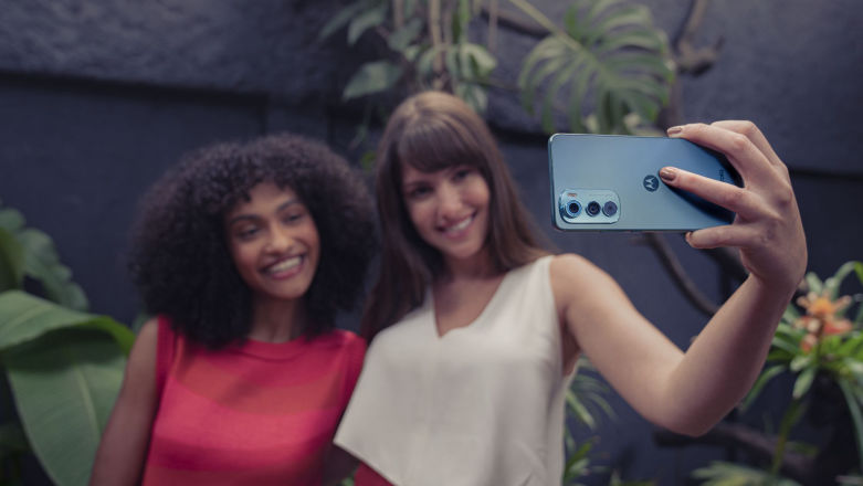 Motorola na lifestylowej wojnie z Samsungiem i Apple. Firma chce mieć młodszych klientów