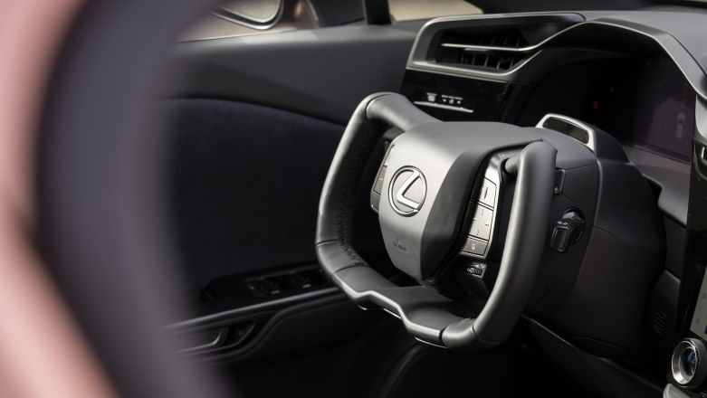 Lexus RZ 450e z wolantem (zamiast kierownicy) i systemem One Motion Grip okiem kierowcy wyścigowego