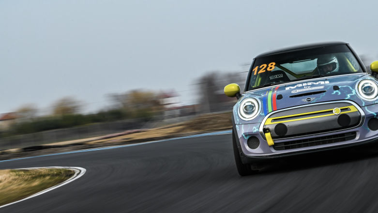 Racing MIMI: elektryczne MINI w porównaniu ze spalinowym John Cooper Works