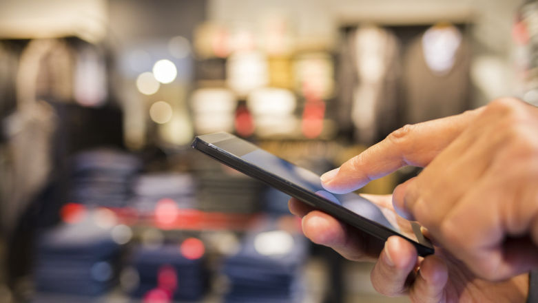 Nie chcesz, żeby Twój smartfon wibrował gdy piszesz? Podpowiadamy, jak wyłączyć tę funkcję.