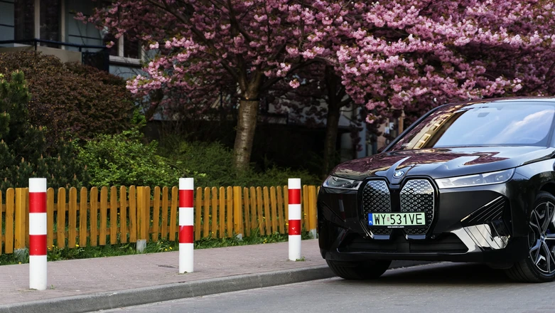 650 km zasięgu? BMW iX xDrive50: „potrzymaj mi kabel do ładowania i patrz”. Test