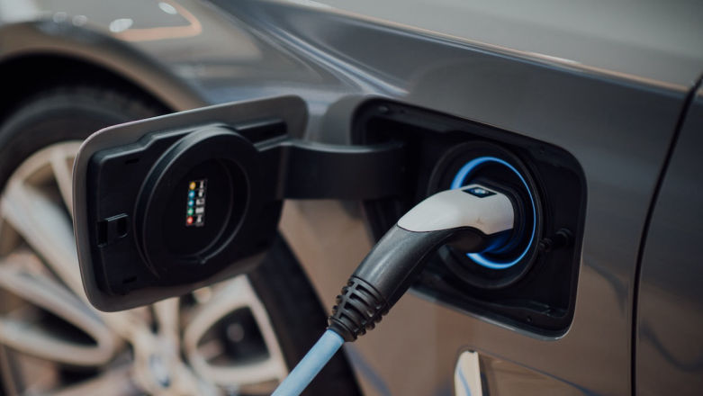 Ładowarki dla elektryków pod Lidlem i Kauflandem. Wkrótce to będzie obowiązkiem każdego sklepu