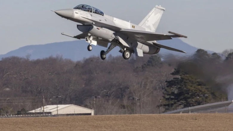 Nowa wersja F-16 wzbija się w powietrze, a F-35 wciąż „gniją” w fabryce
