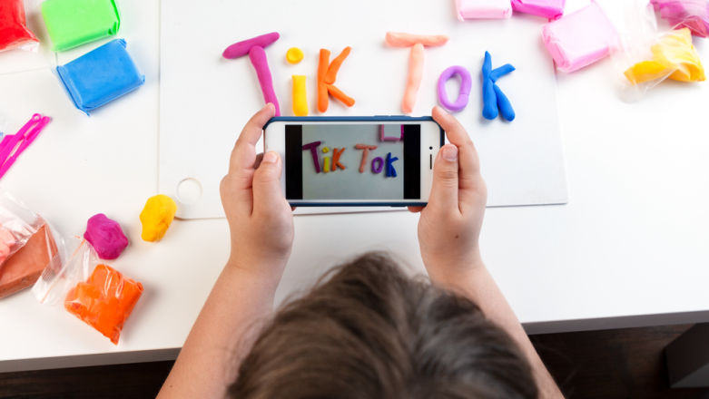 Edukacja seksualna w szkołach nie istnieje, więc młodzi uczą się z TikToka