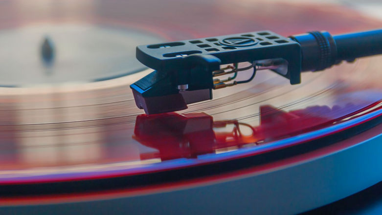 W zeszłym roku sprzedało się więcej winyli niż płyt CD, ale to streaming króluje