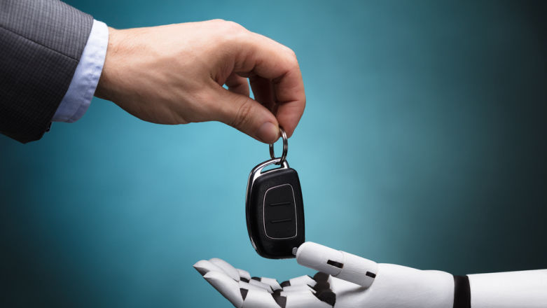 Dwie osoby obsługują samojezdny autobus – po co, skoro jest autonomiczny?