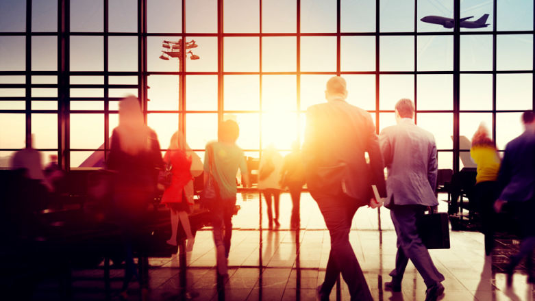 Lepiej pomyśl zanim wyjmiesz telefon na lotnisku. Kara wisi w powietrzu