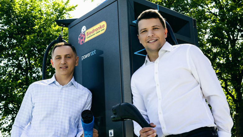 Biedronka zawstydzi GreenWaya, zbuduje 600 stacji szybkiego ładowania