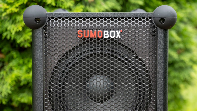 Recenzja Sharp SumoBox. Waży 10 kg, ma wymienną baterię i podłączysz do niego gitarę